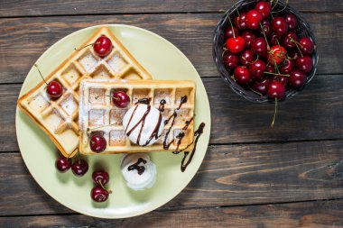 Dondurma, çikolata sos ve taze çilek ile tabak Belçikalı waffle