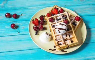 Dondurma, çikolata sos ve taze çilek ile tabak Belçikalı waffle