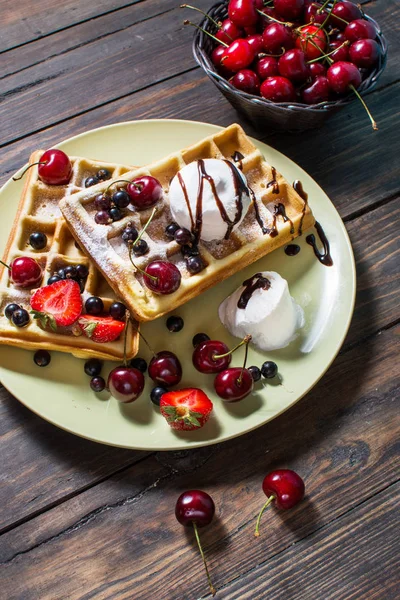 Placa de gofres belgas con helado, salsa de chocolate y bayas frescas — Foto de Stock