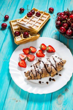 Kahvaltı: waffle ve kruvasan kiraz ve çilek ile