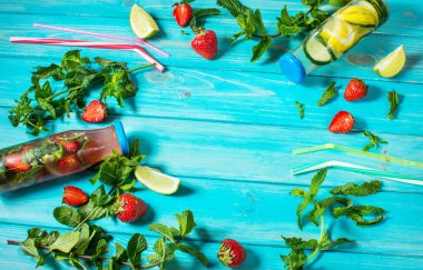 Detoks meyve su infüzyon. Yaz ev yapımı kokteyl serinletici. Boşaltmak