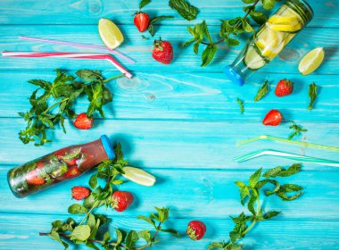 Detoks meyve su infüzyon. Yaz ev yapımı kokteyl serinletici. Boşaltmak