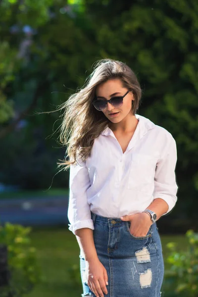 Mujer descansando en el parque. chica en gafas de sol, retrato de verano al aire libre — Foto de Stock