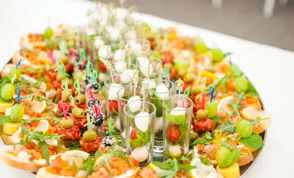 Delicacies e lanches em um buffet ou banquete. Catering — Fotografia de Stock