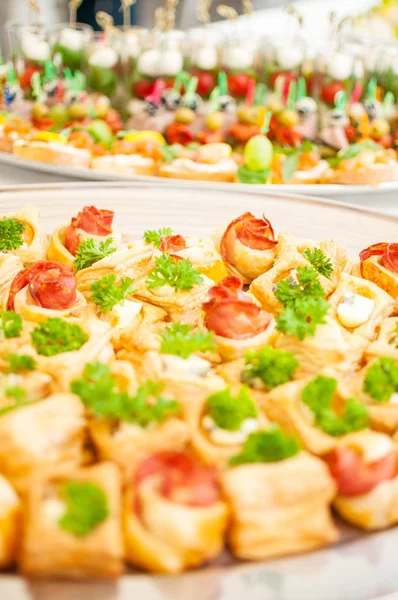 Delicacies e lanches em um buffet ou banquete. Catering — Fotografia de Stock