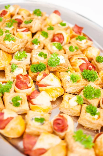 Delicacies e lanches em um buffet ou banquete. Catering . — Fotografia de Stock