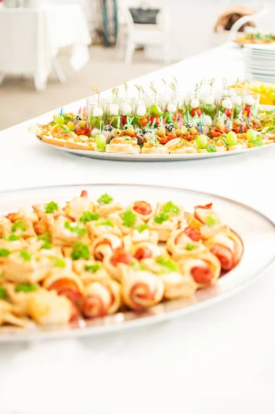 Delicacies e lanches em um buffet ou banquete. Catering . — Fotografia de Stock