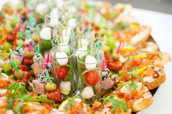 Lekkernijen en snacks bij een buffet of feestzaal. Catering. — Stockfoto