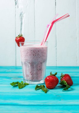 çilek shake ve taze meyve çilek süt. sütlü kokteyl