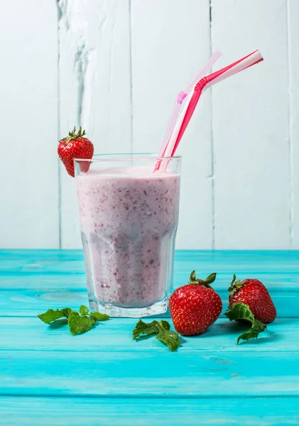 çilek shake ve taze meyve çilek süt. sütlü kokteyl