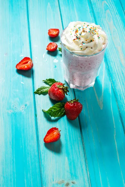 Jahody mléčný shake a čerstvé ovoce jahody. koktejl s mlékem — Stock fotografie