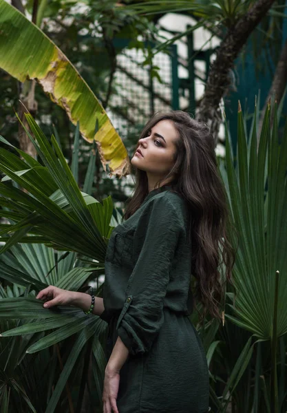 Belleza chica romántica al aire libre. Hermoso modelo adolescente vestido con vestido verde de moda posando al aire libre en el parque —  Fotos de Stock