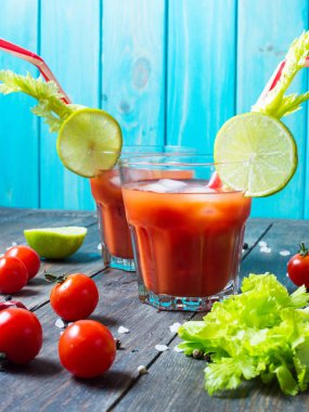Kokteyl Bloody Mary ahşap bir masa üzerinde bardaklarda buzlu