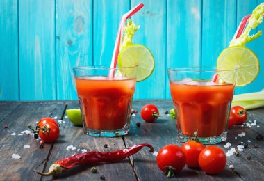 Kokteyl Bloody Mary ahşap bir masa üzerinde bardaklarda buzlu