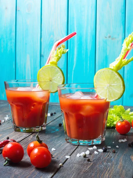 Kokteyl Bloody Mary ahşap bir masa üzerinde bardaklarda buzlu