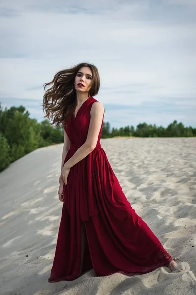 Menina bonita em um vestido vermelho na praia. Conceito de feminilidade, harmonia — Fotografia de Stock