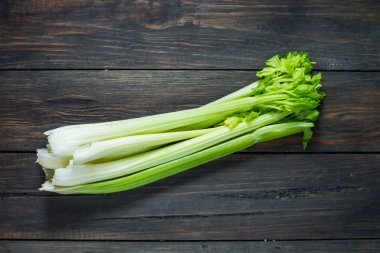 Ahşap üzerine taze yeşil kereviz sebze. Üstten Görünüm. Organik arka plan