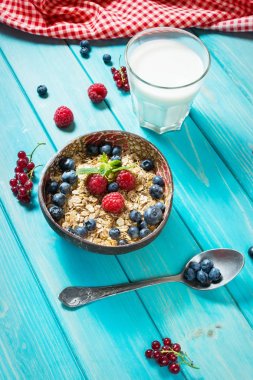 Tahıllı kepekli sağlıklı tahıl taze berry ve kahvaltıda meyve suyu bir bardak.