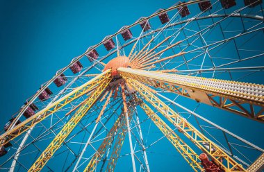 Mavi gökyüzüne karşı dönme dolap