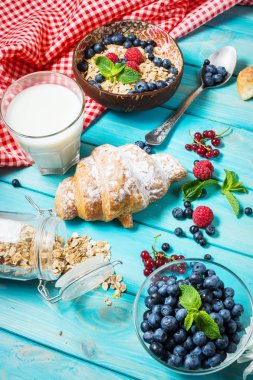 Kahvaltı için taze berry ile sağlıklı tahıllar kepekli buğday