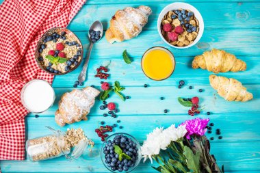 Kahvaltı için taze berry ile sağlıklı tahıllar kepekli buğday.