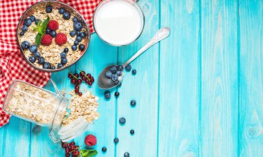 Kahvaltı için taze berry ile sağlıklı tahıllar kepekli buğday.