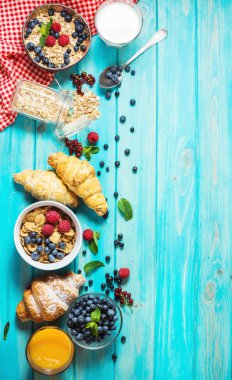 Kahvaltı için taze berry ile sağlıklı tahıllar kepekli buğday.