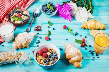 Kahvaltı için taze berry ile sağlıklı tahıllar kepekli buğday