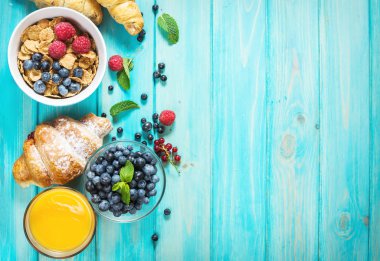 Kahvaltı için taze berry ile sağlıklı tahıllar kepekli buğday.