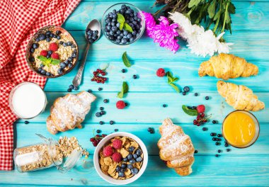 Kahvaltı için taze berry ile sağlıklı tahıllar kepekli buğday.