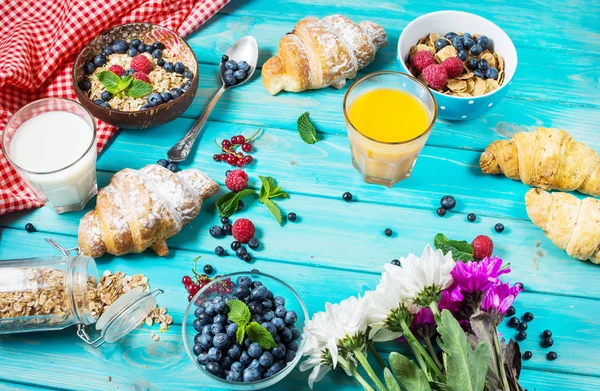 Kahvaltı için taze berry ile sağlıklı tahıllar kepekli buğday