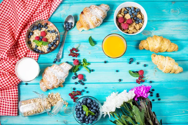 Kahvaltı için taze berry ile sağlıklı tahıllar kepekli buğday.