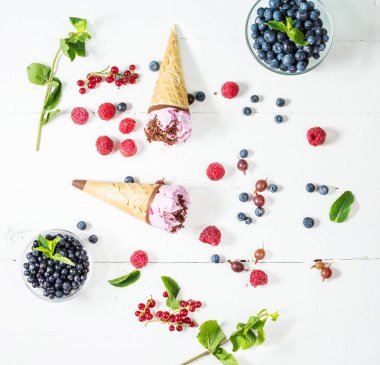 dondurma kaşık toz Beyaz ahşap zemin üzerinde taze çilek ile