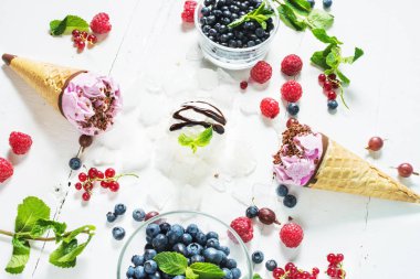 dondurma kaşık toz Beyaz ahşap zemin üzerinde taze çilek ile.