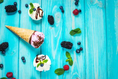 dondurma kaşık mavi ahşap zemin üzerine taze çilek ile