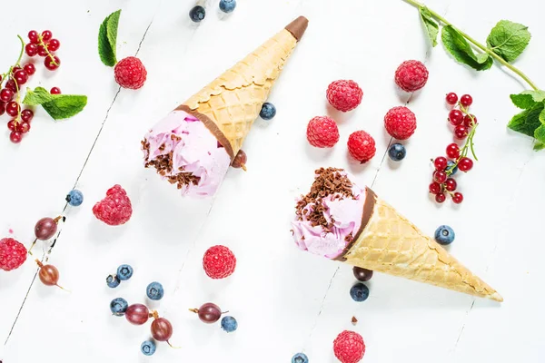 Kopečky zmrzliny s čerstvým ovocem na bílém pozadí. — Stock fotografie