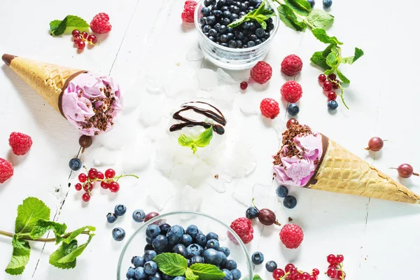 dondurma kaşık toz Beyaz ahşap zemin üzerinde taze çilek ile.