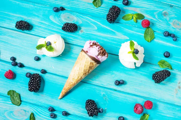 Kopeček zmrzliny s čerstvým ovocem na modrém pozadí — Stock fotografie