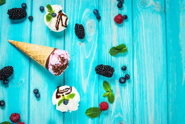 dondurma kaşık mavi ahşap zemin üzerine taze çilek ile