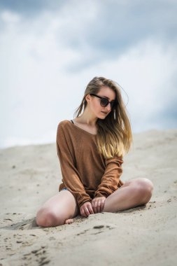 Sıcak bir günde yaz sahilde şık kadın