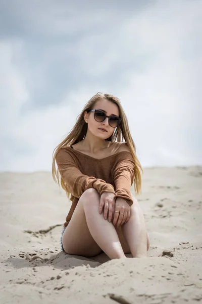 Mujer elegante en la playa de verano en un día caluroso —  Fotos de Stock