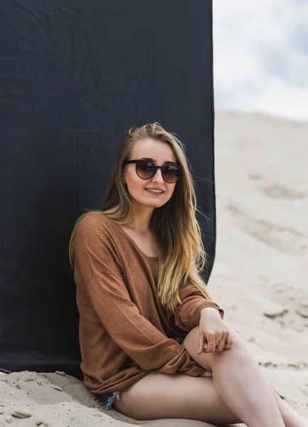 Mujer elegante en la playa de verano en un día caluroso —  Fotos de Stock