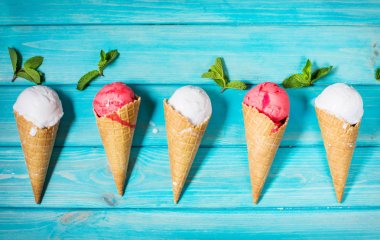 Gözleme külah dondurma yemeye mavi ahşap masa üzerinde. Yaz