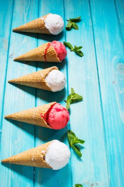 Gözleme külah dondurma yemeye mavi ahşap masa üzerinde. Yaz