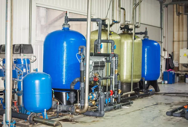 Оборудование для очистки воды в цехе завода — стоковое фото