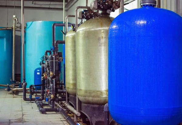 Equipo de filtro de purificación de agua en taller de planta —  Fotos de Stock