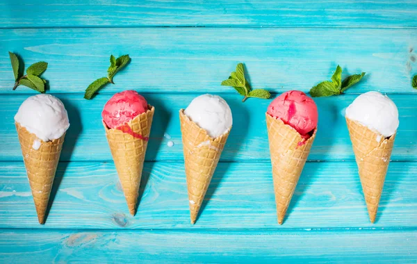 Gözleme külah dondurma yemeye mavi ahşap masa üzerinde. Yaz