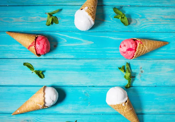 Vafle kornouty na zmrzlinu na modré dřevěný stůl. Léto — Stock fotografie
