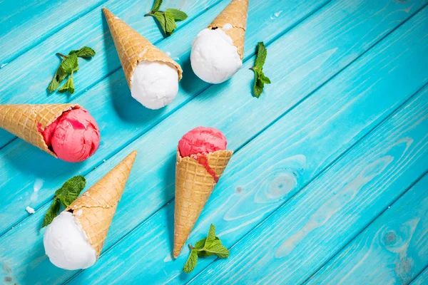 Gözleme külah dondurma yemeye mavi ahşap masa üzerinde. Yaz