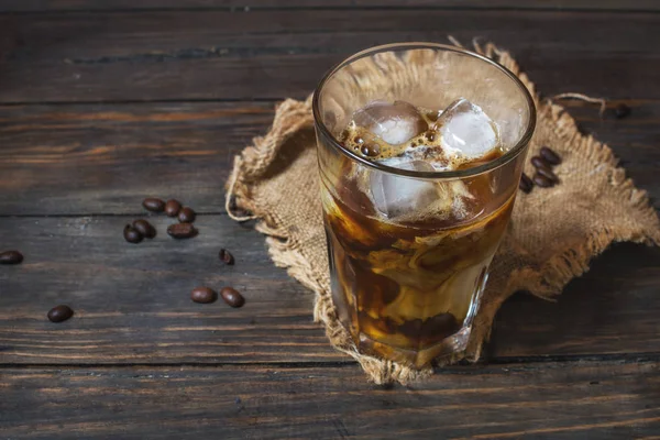 Ahşap arka planda buzlu kahve.